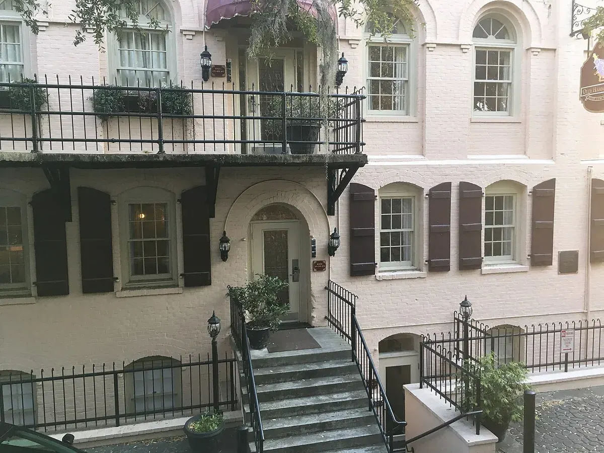 Exterior at Olde Harbour Inn in River Street